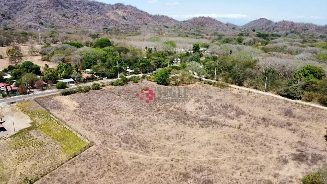 Beautiful finca for urban development or commercial development. Fully flat, with all public services. Located in the Artola community, ...