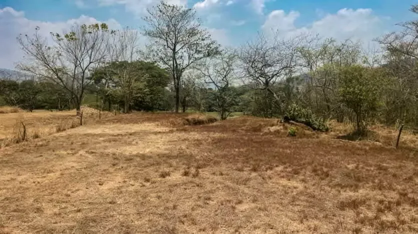 A lot is sold in the Ranchos de Santa Cruz, Guanacaste, just 27 minutes from Tamarindo Beach. This property has certification of availability of water and electricity. The ...