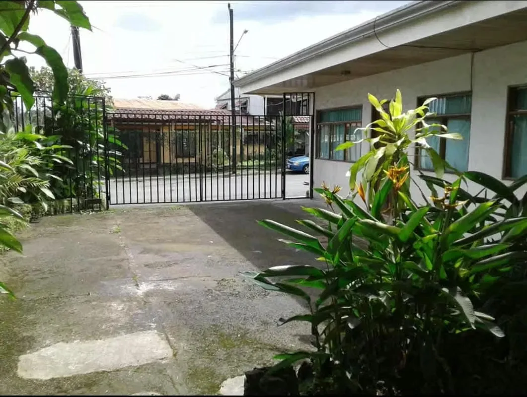 EN VENTA – PROPIEDAD CON 4 APARTAMENTOS -   LA FORTUNA CENTRO