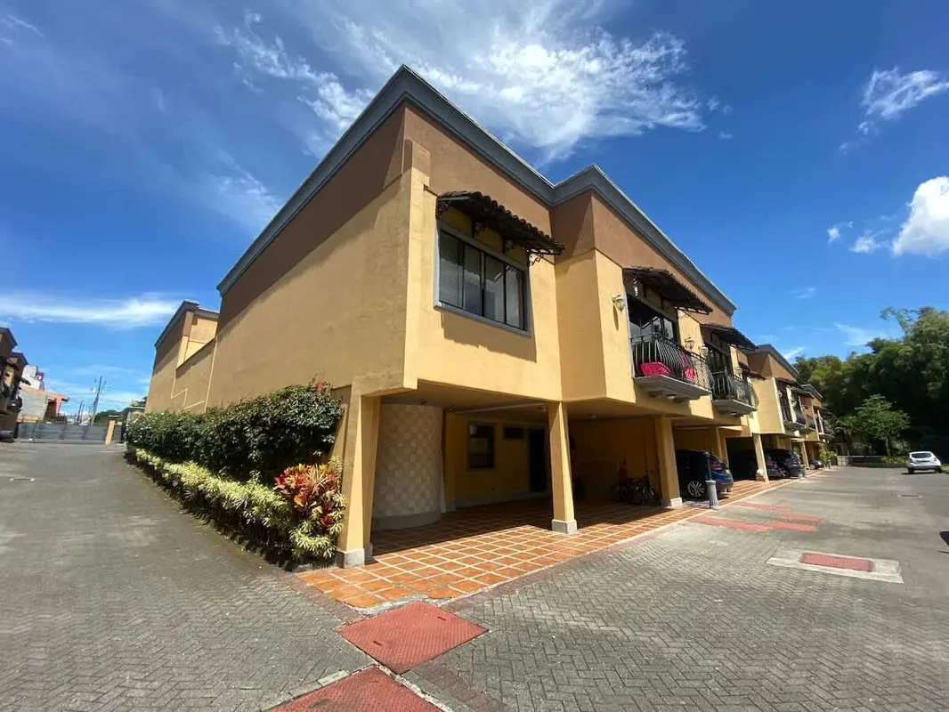 Venta de condominio de 5 hab en Freses, Curridabat, (AD)