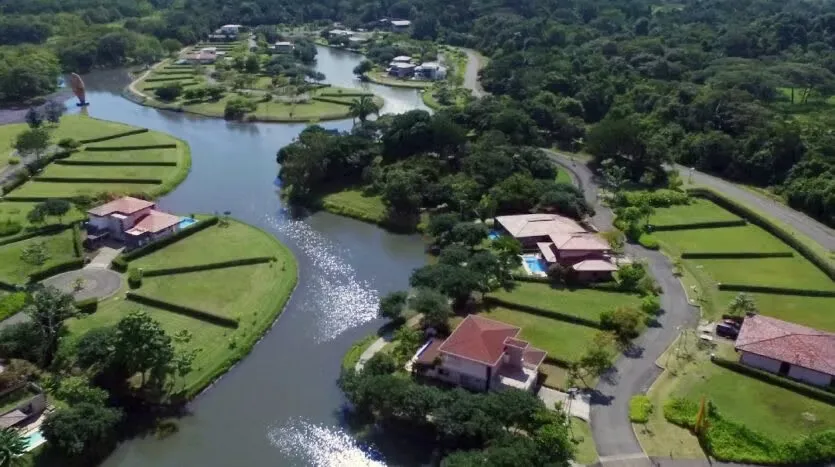This unique project in its style throughout the Pacific, located in beautiful beach world renowned for its good waves, Mística offers lots in 2 stages with immediate ...