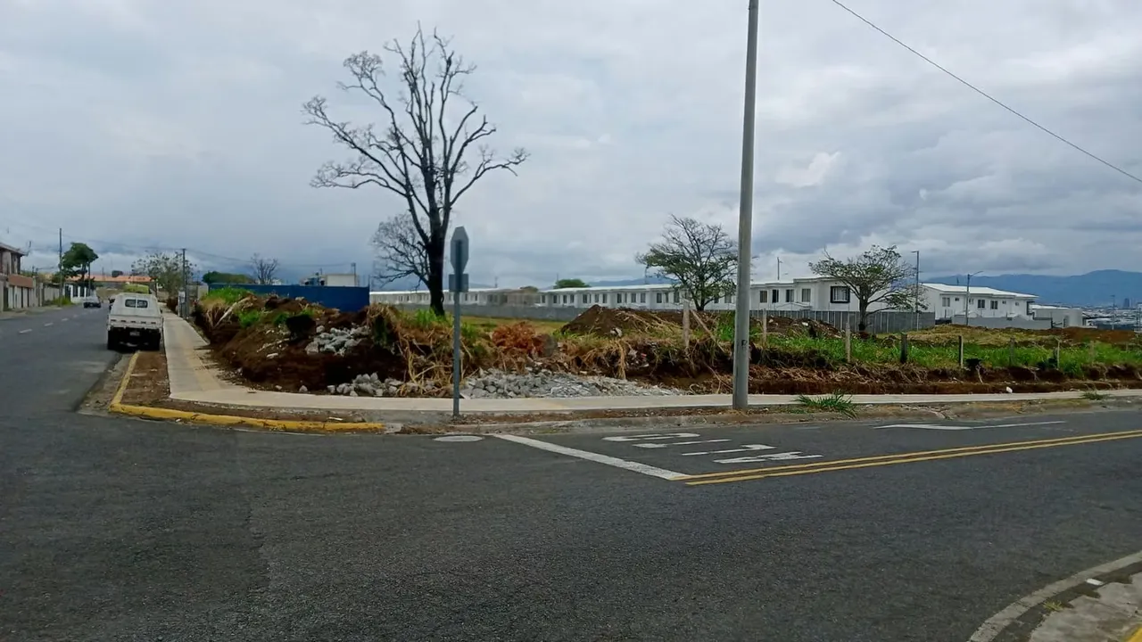 Sale of corner land in Heredia near the INA. Use of commercial and residential soil, deal for supermarket, commercial square, restaurant apartment tower, etc.