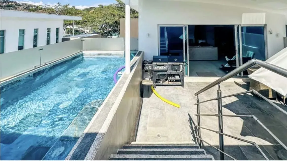 VENTA SANTA ANA POZOS CONDOMINIO CASA CON PISCINA cedo deuda de banco