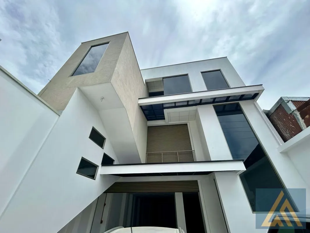 This majestic and well-built 3 level building, with a construction of 508 square meters (without counting ...