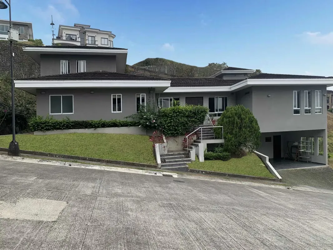3 Rooms, the main with walk-in closet and bathroom with jacuzzi, a secondary with wlak-in closet, the third room with bathroom has separate entrance.