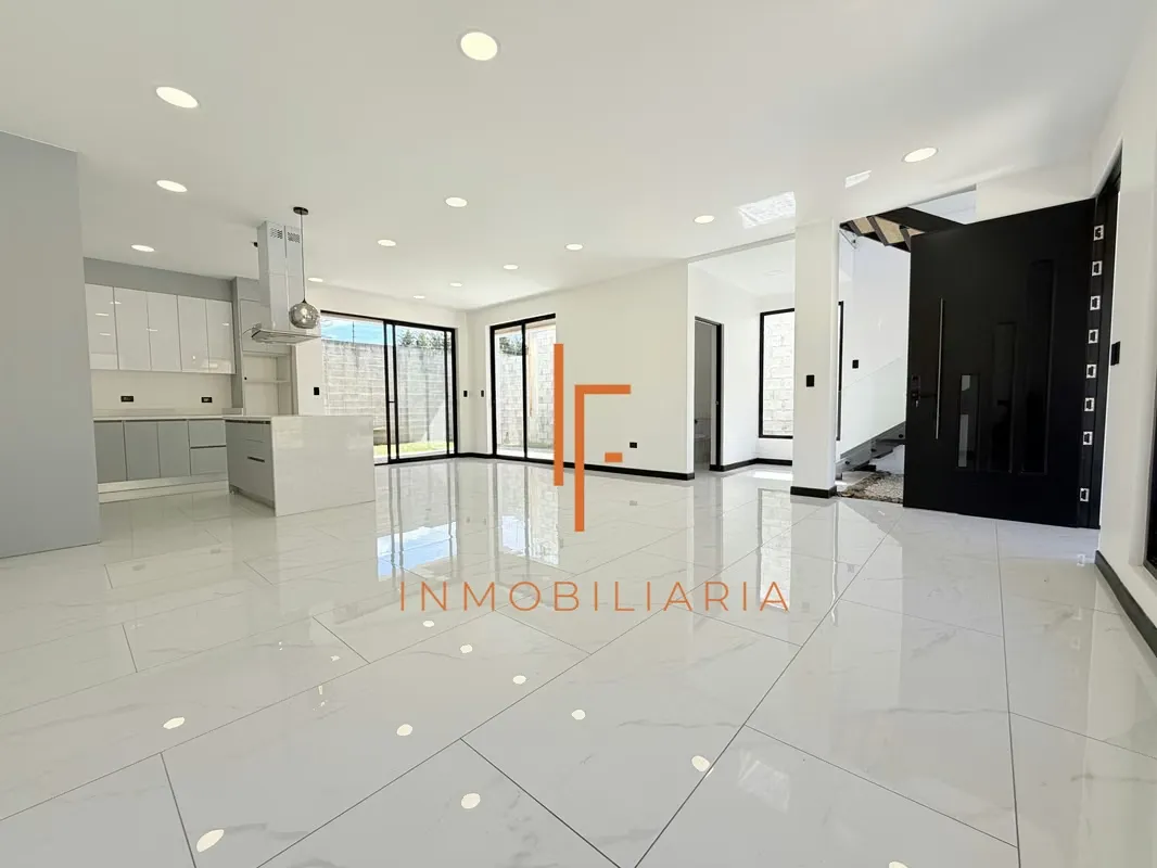 Spacious Independent House in Santo Domingo Heredia