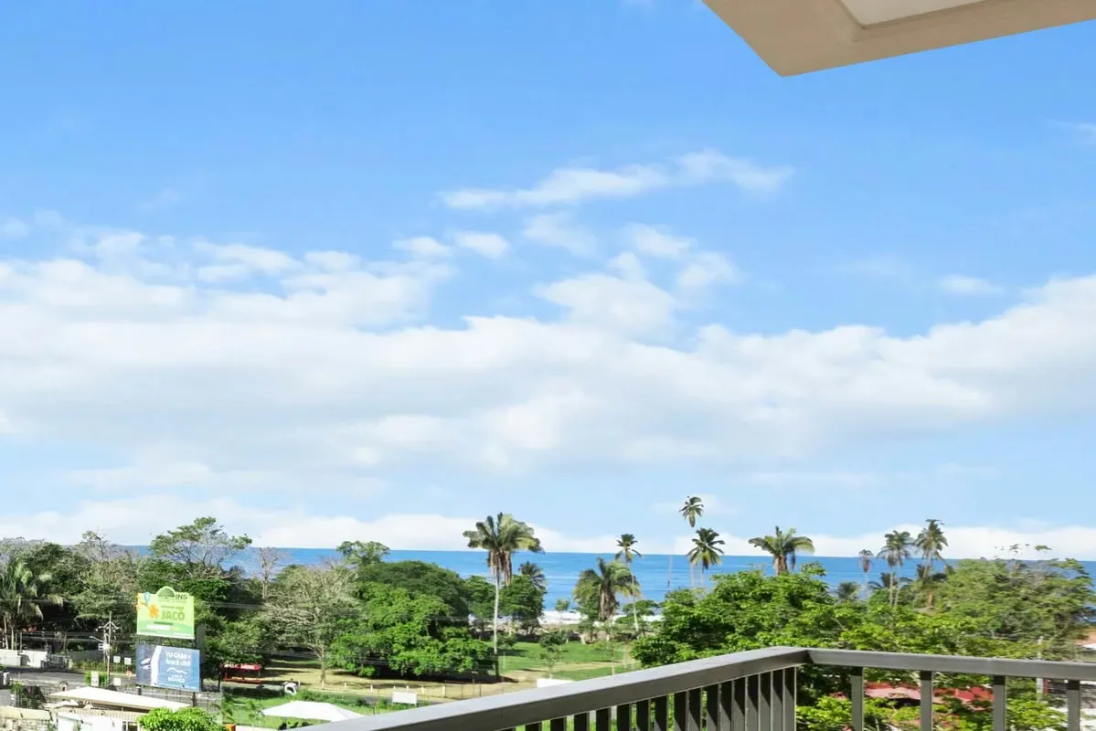 Venta de Condominio JacoBay de 3 habitaciones en el 6to piso con vistas panorámicas