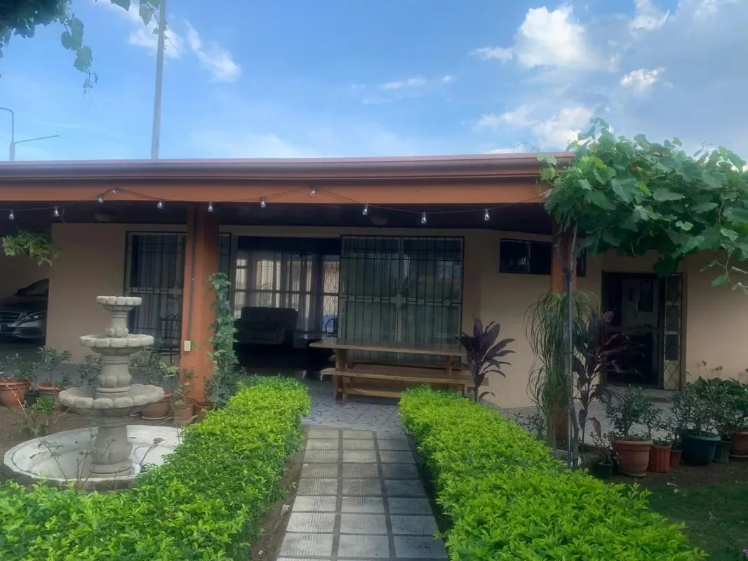 Beautiful House in San Joaquín de Heredia, opposite the Casona del Cerdo.
