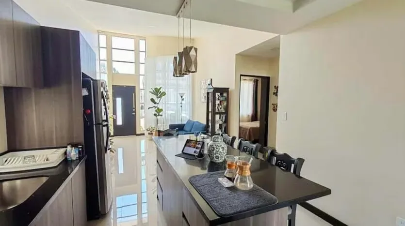 Discover this stunning condominium located in a privileged area, close to schools, public and private schools, bus stops ...