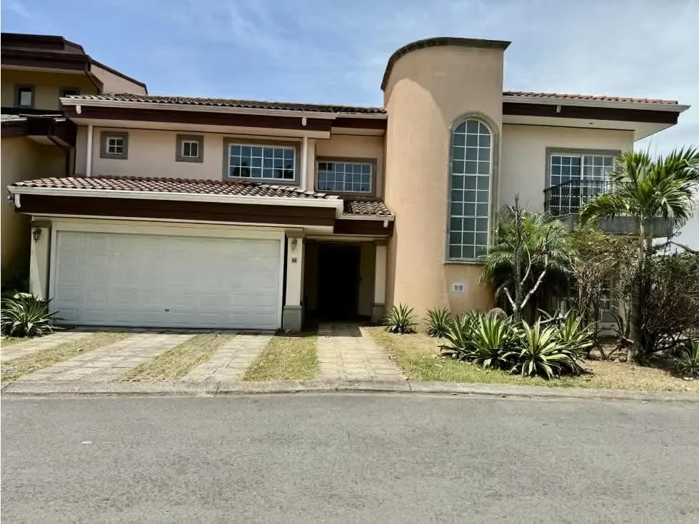 Venta de casa en Tres Ríos, San Juan- En Condominio