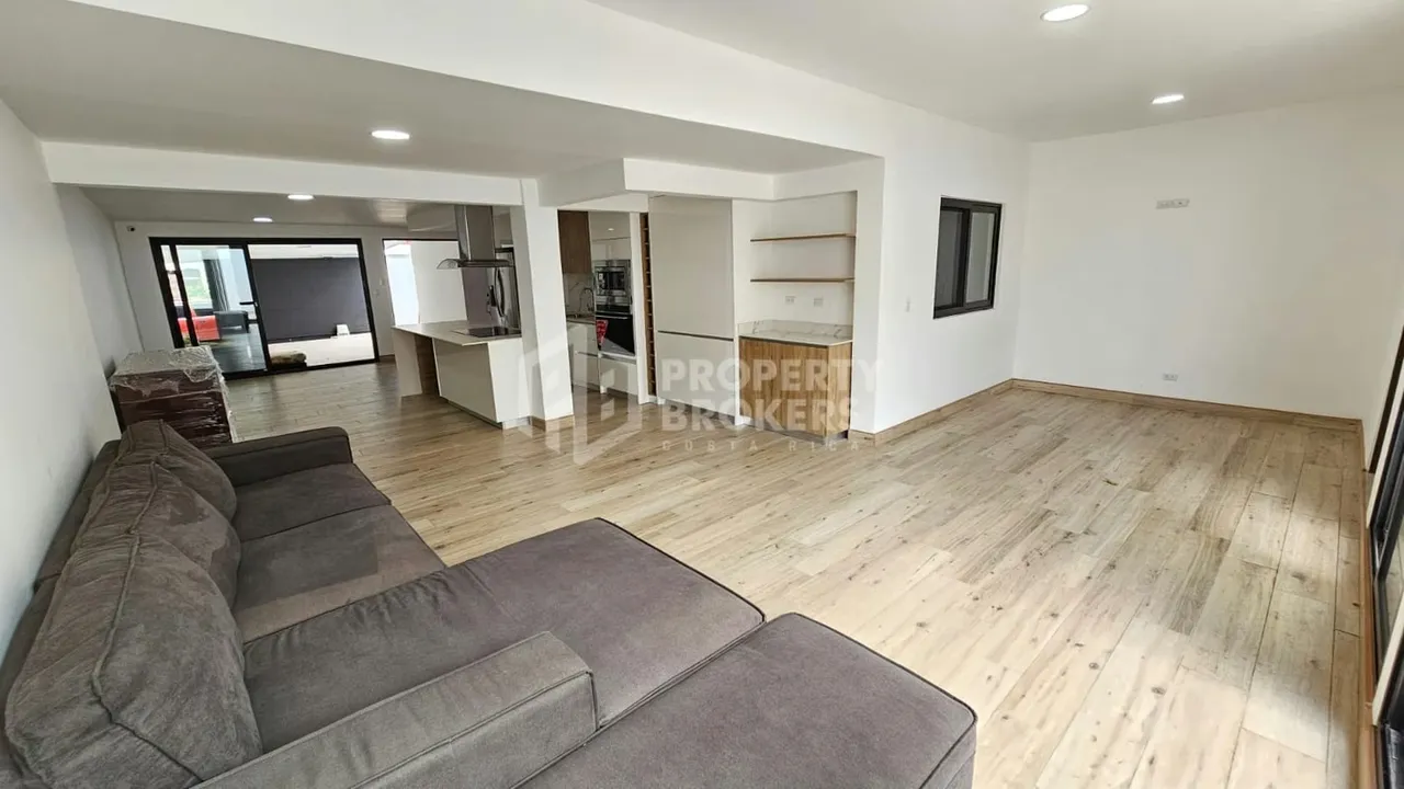 Sale of large independent house in Pozos de Santa Ana, the same has: