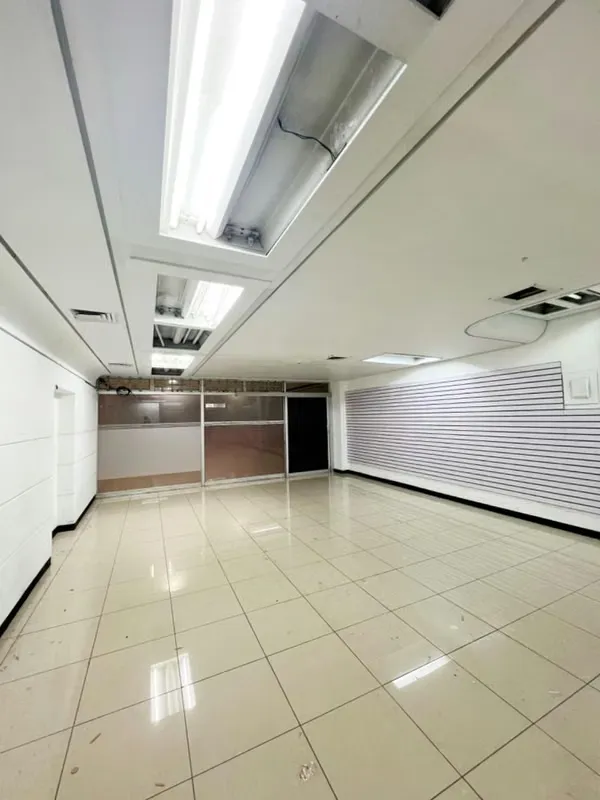 Great business opportunity! Beautiful 75 m² premises located in the Centro Colón Building on Paseo Colón Avenue, a high traffic and very ... — photo 2