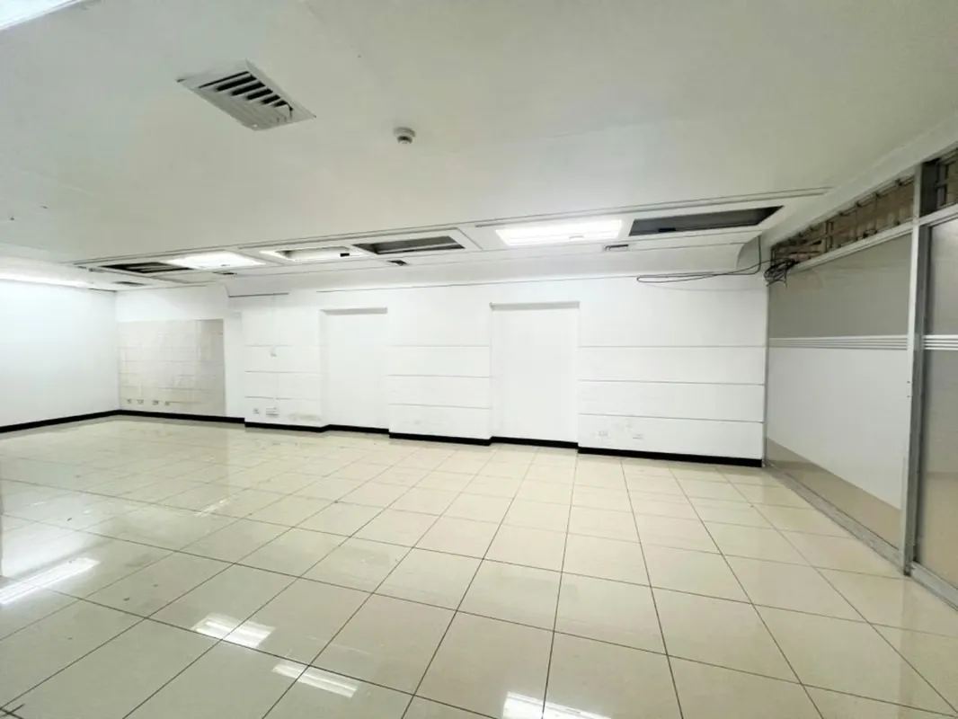 Great business opportunity! Beautiful 75 m² premises located in the Centro Colón Building on Paseo Colón Avenue, a high traffic and very ... — photo 5
