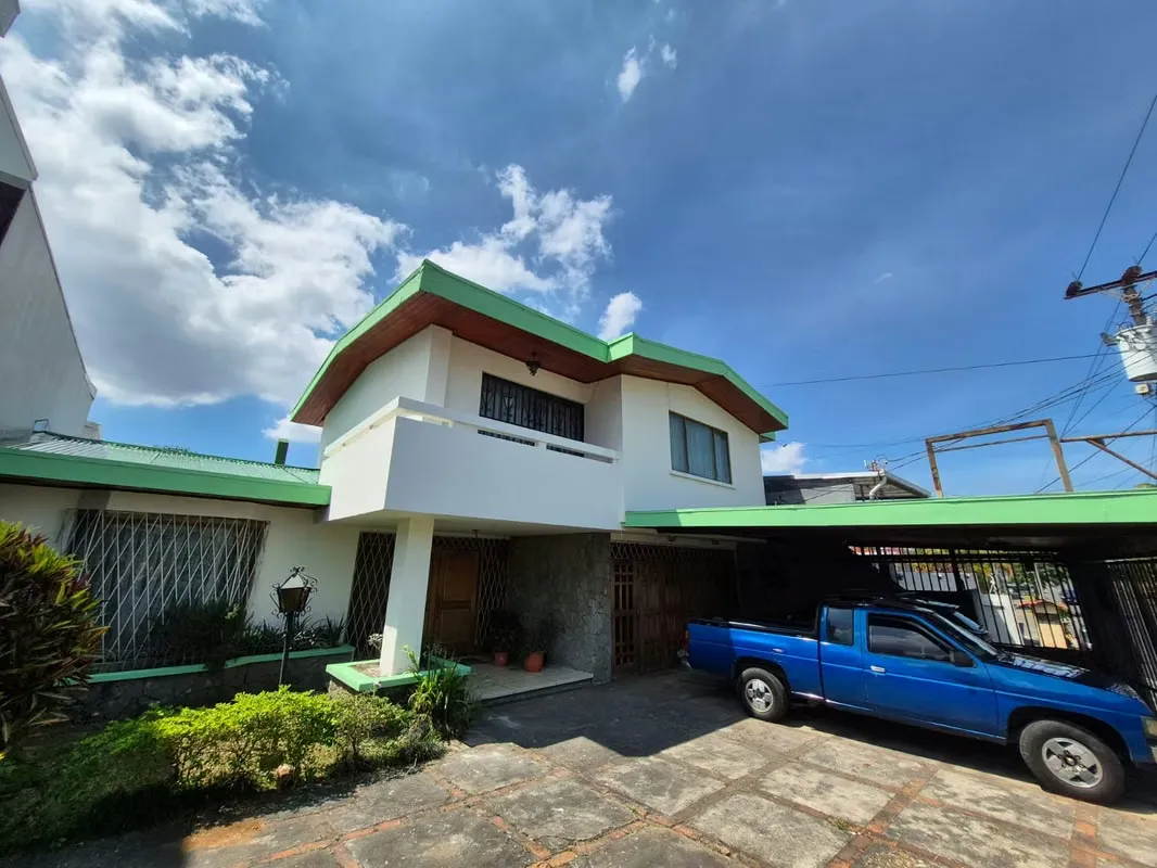 Venta Terreno con casa en Los Yoses. USO DE SUELO MIXTO.