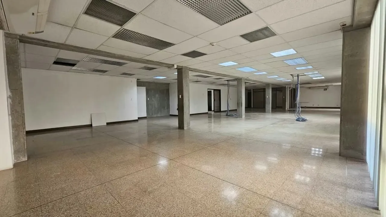 200 m2, with 18 parks under roof, security system ocn 18 cameras, electronic card access, alarm and fire sensors, air conditioning, extitors, equipped with 150 voice and data terminals ...