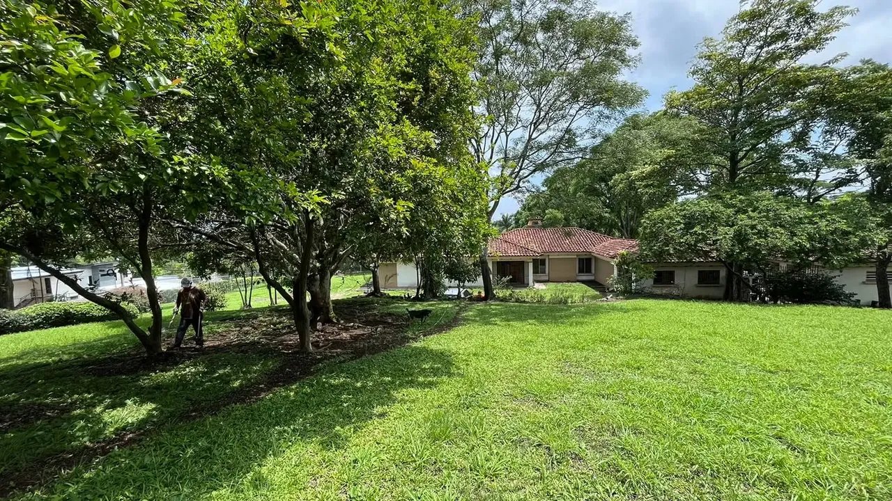 Beautiful property in Pozos de Santa Ana, quiet and safe area, with easy access through Santa Ana or Guachipelin.