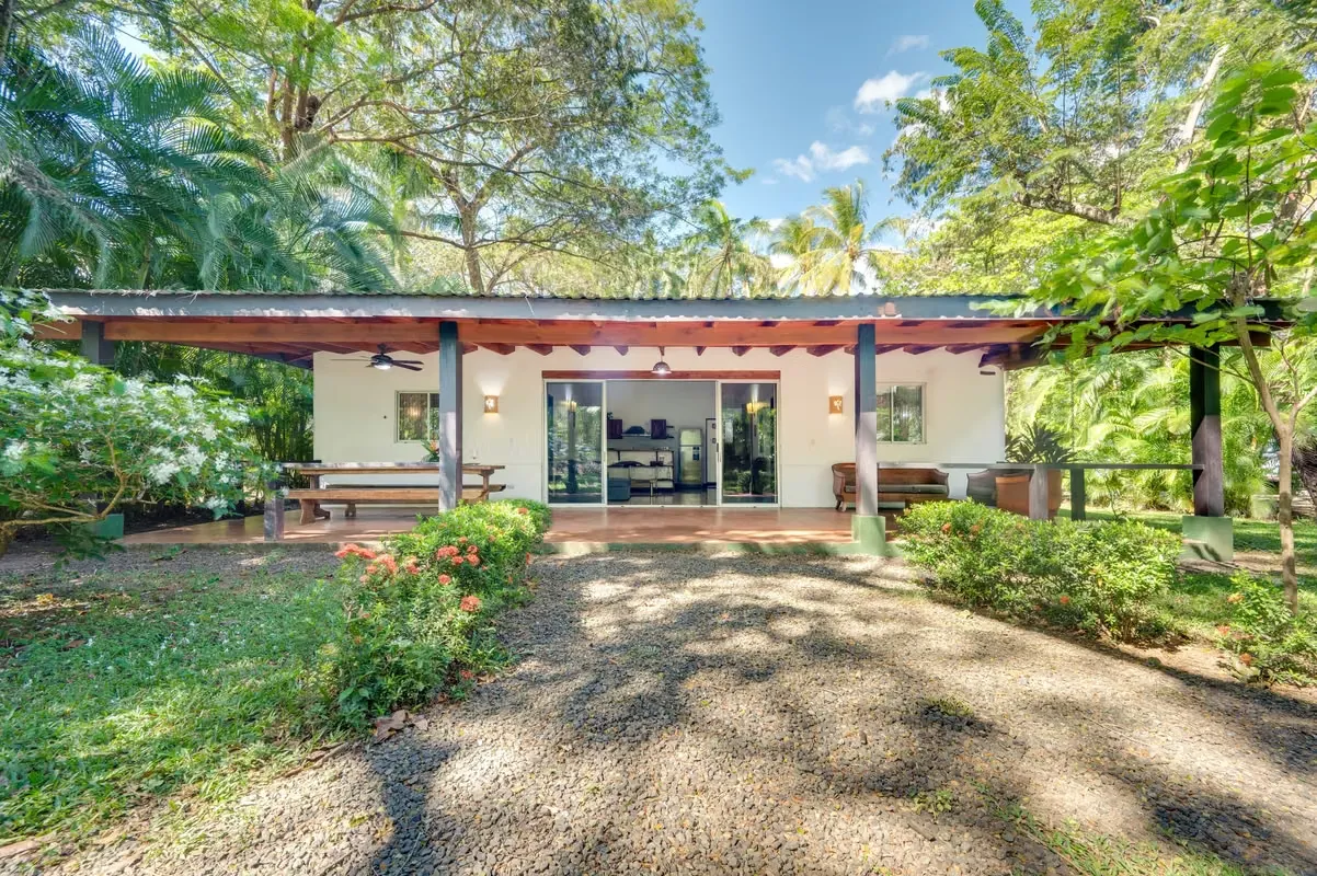 Casa 3 Hab. + Casa de Huéspedes | 877 m² a 250 m de Playa Flamingo y Marina – Gold Coast, Guanacaste