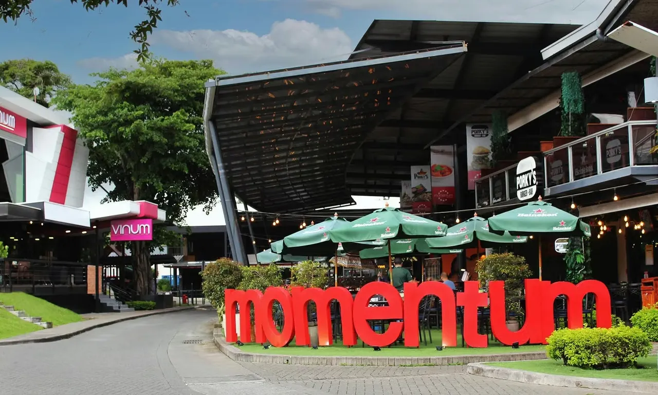Located in prestigious shopping center, specifically in the Santa Ana-Belén radial