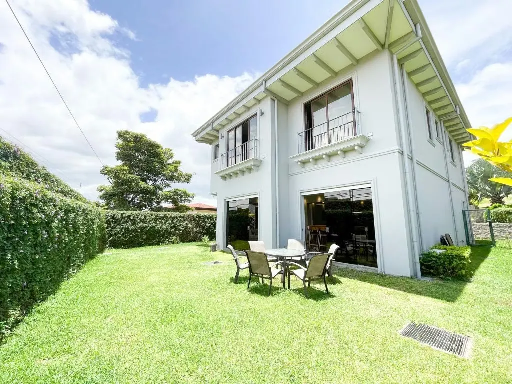 SPACIOUS HOUSE FOR RENT IN CONDOMINIUM IN ESCAZÚ