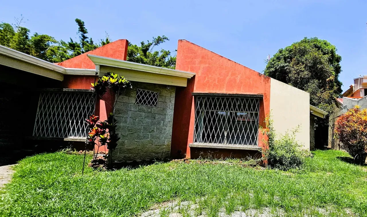 Casa en venta en San Rafael de Escazú, amplio lote, finas maderas, con jacuzzi y casa de servicio