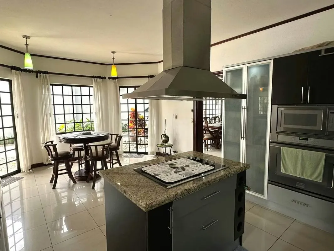 Casa de lujo en Santo Domingo de Heredia con piscina