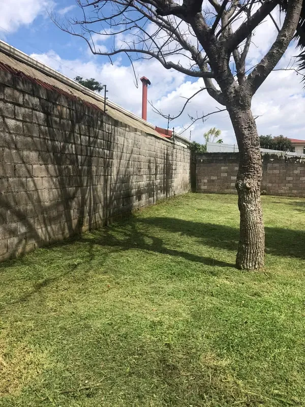 Completely flat 700m² lot for sale in Santo Domingo, less than 200 meters from the supermarket. Located in a very secure gated community. — photo 2