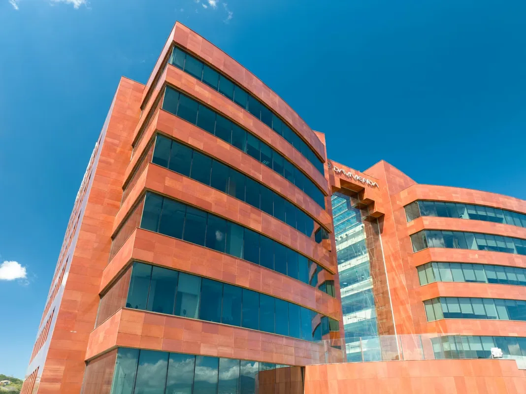 Ubicado en el corazón comercial de la capital Meridiano Business Center pone a su disposición un conjunto de instalaciones versátiles y acogedoras y servicios de la más alta calidad ...