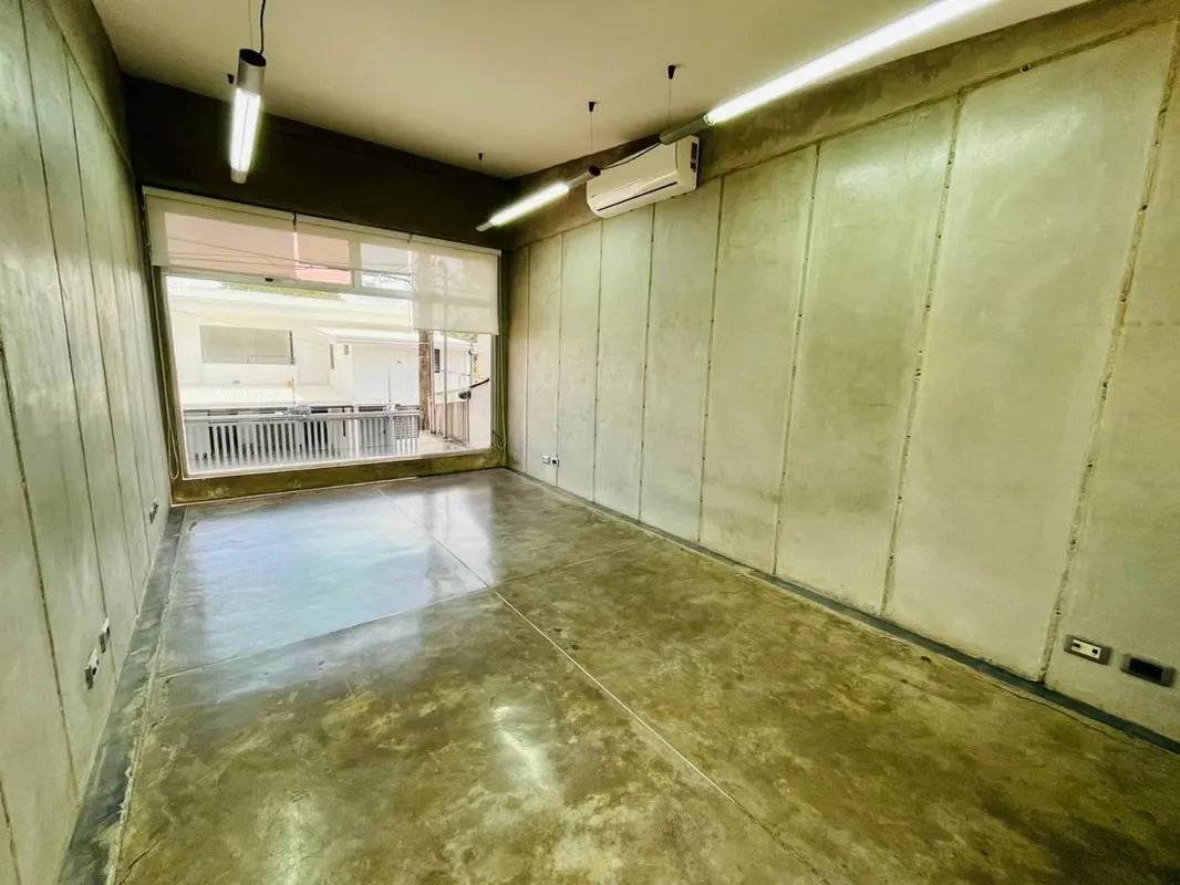 Reception, meeting room, 2 bathrooms, fully equipped shared kitchen.