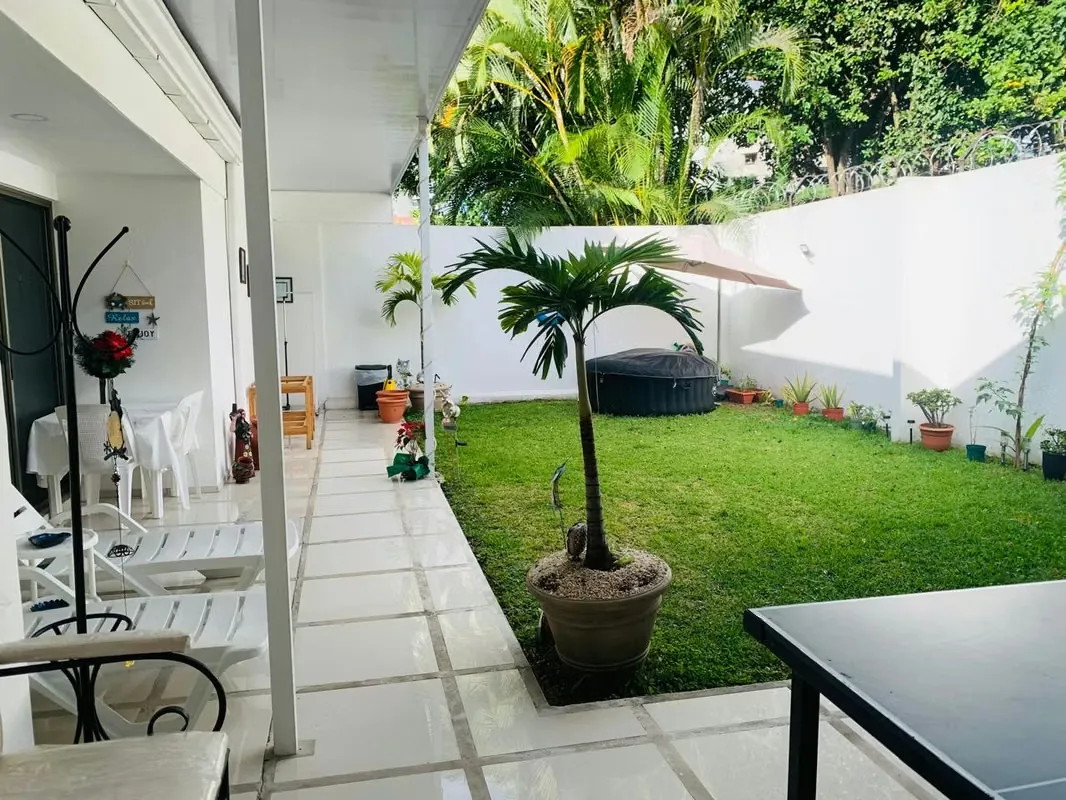 Modern 2-storey house located in Rohrmoser Nunciatura, near the embassies, Teletica, National Stadium and restaurants. This ...