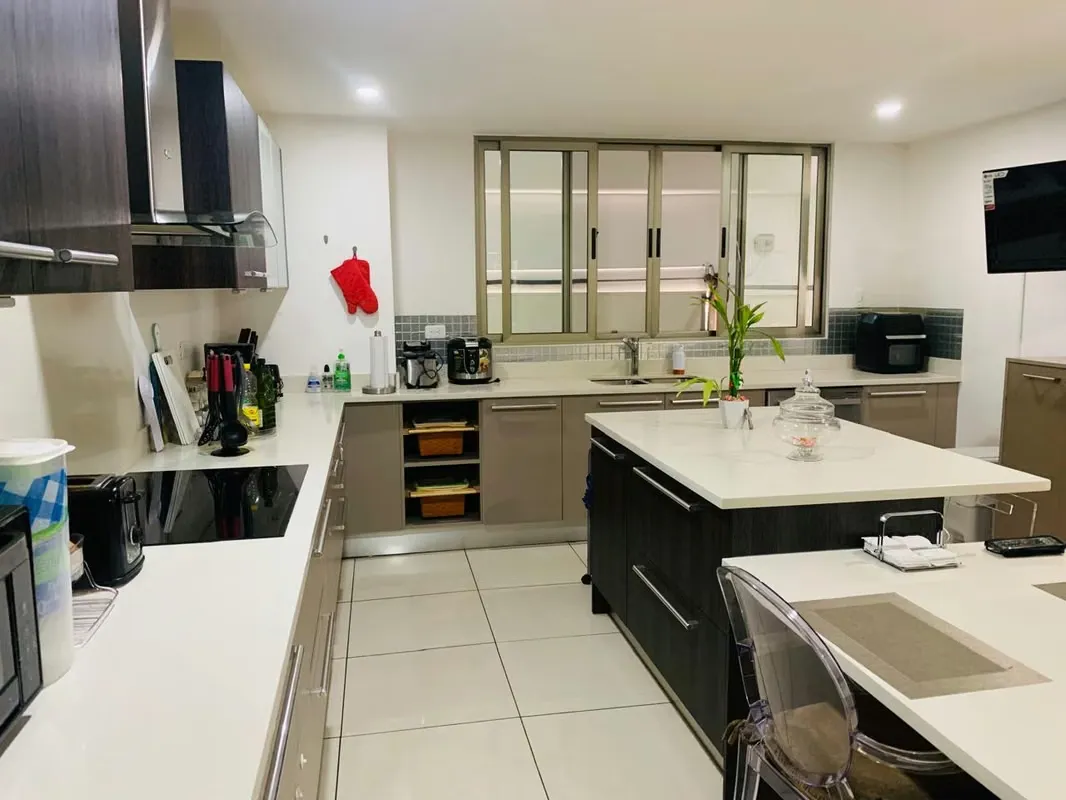 Modern 2-storey house located in Rohrmoser Nunciatura, near the embassies, Teletica, National Stadium and restaurants. This ...