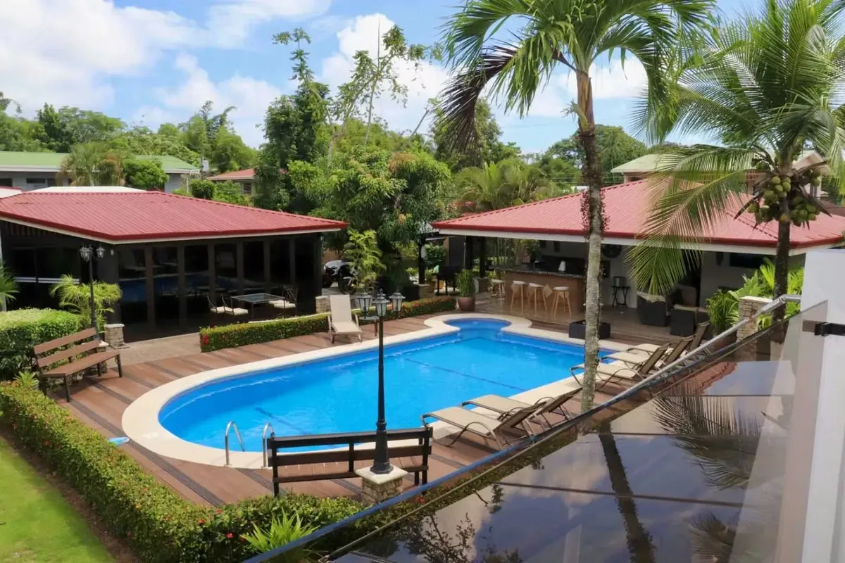 Residencia: 1 casa, 5 apts, piscina ,2 ranchos y 2 parqueos grandes