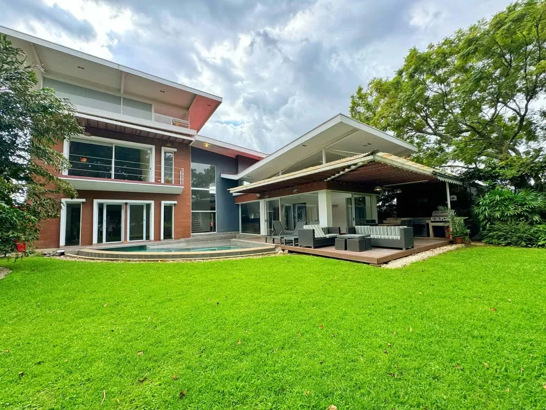 IS RENTED AND SOLD MODERN HOUSE IN VALLEY OF THE SUN