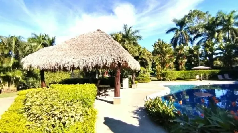 Lot in high-value condominium, just 5 minutes from Marina Los Sueños, 3 minutes from Playa Herradura, 1 km from the Herradura shopping center and 10 minutes from Playa ...