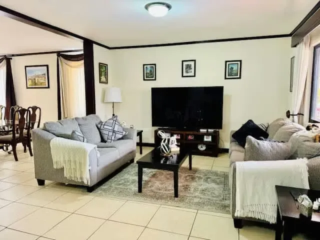 "Imagine awakening every morning in this spacious house, surrounded by the tranquility of a condominium and the comfort of a home designed for your family. With 4 rooms, each member ...