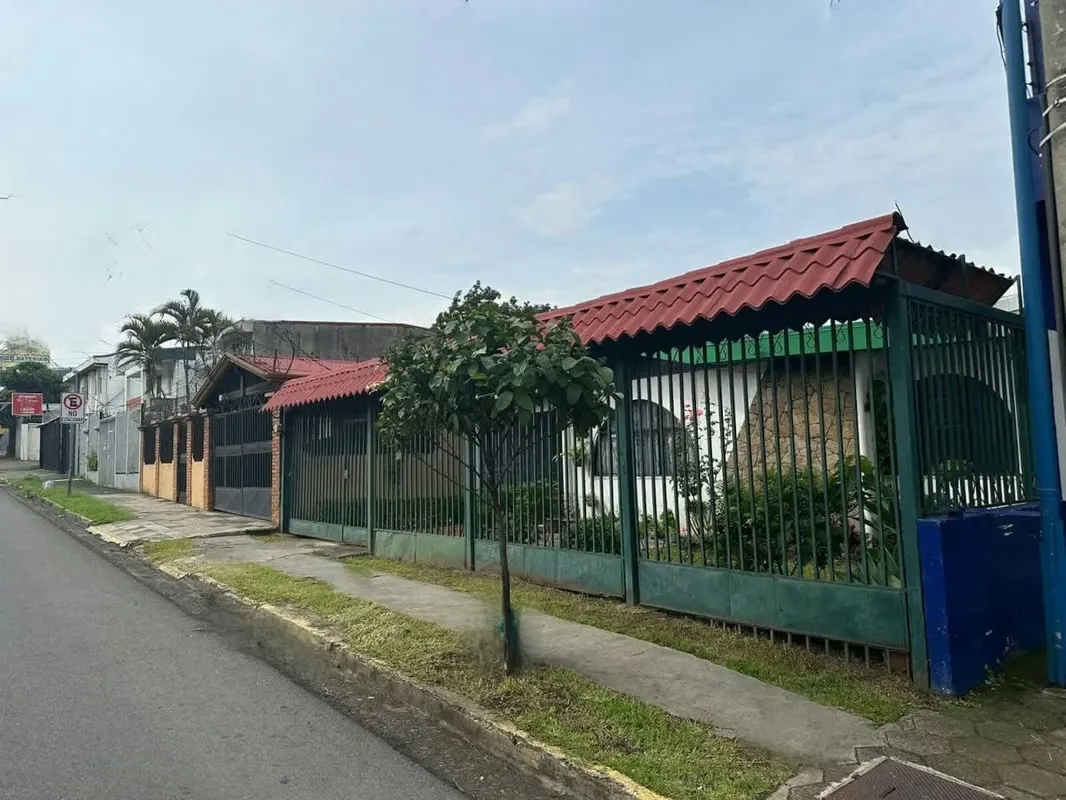 Commercial use house for sale in Pavas' Golden Mile, wide street, large patio
