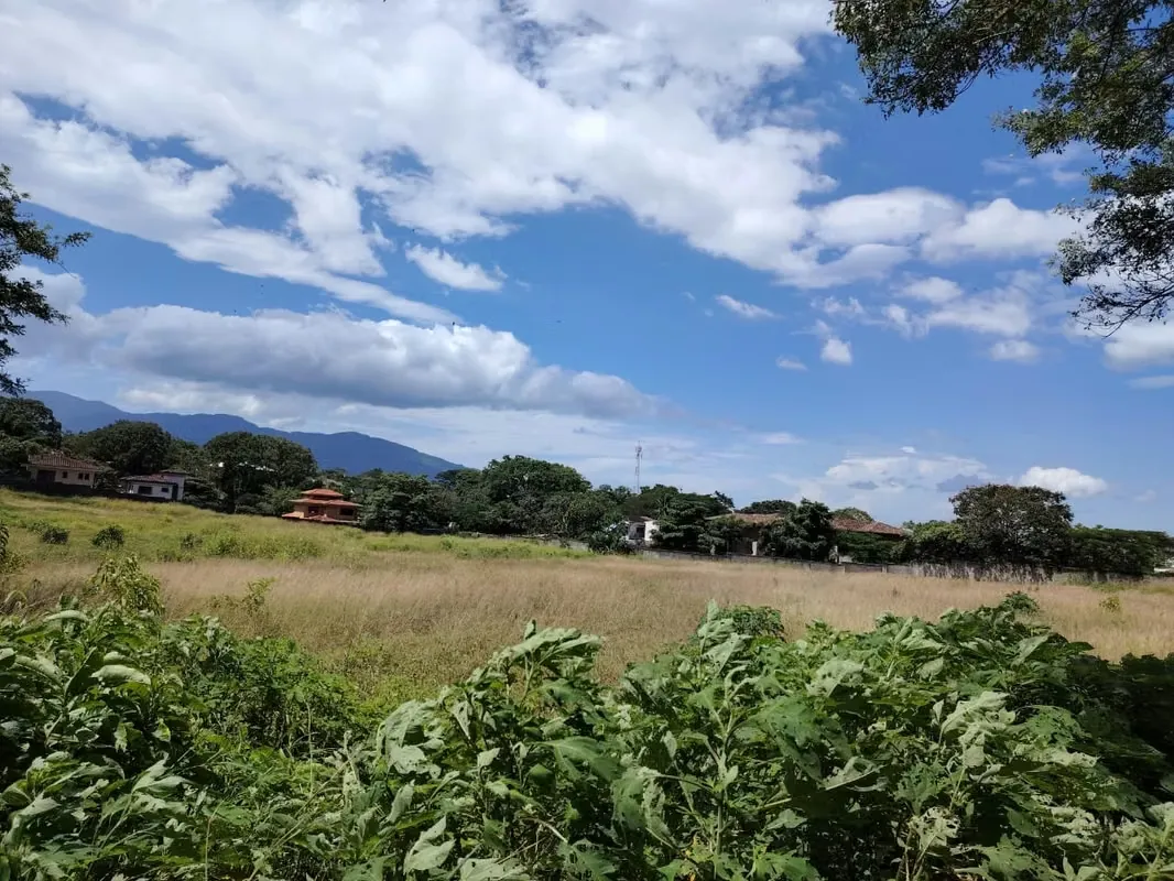 FOR SALE - LARGE LOT FOR RESIDENTIAL DEVELOPMENT – THE CANADA
