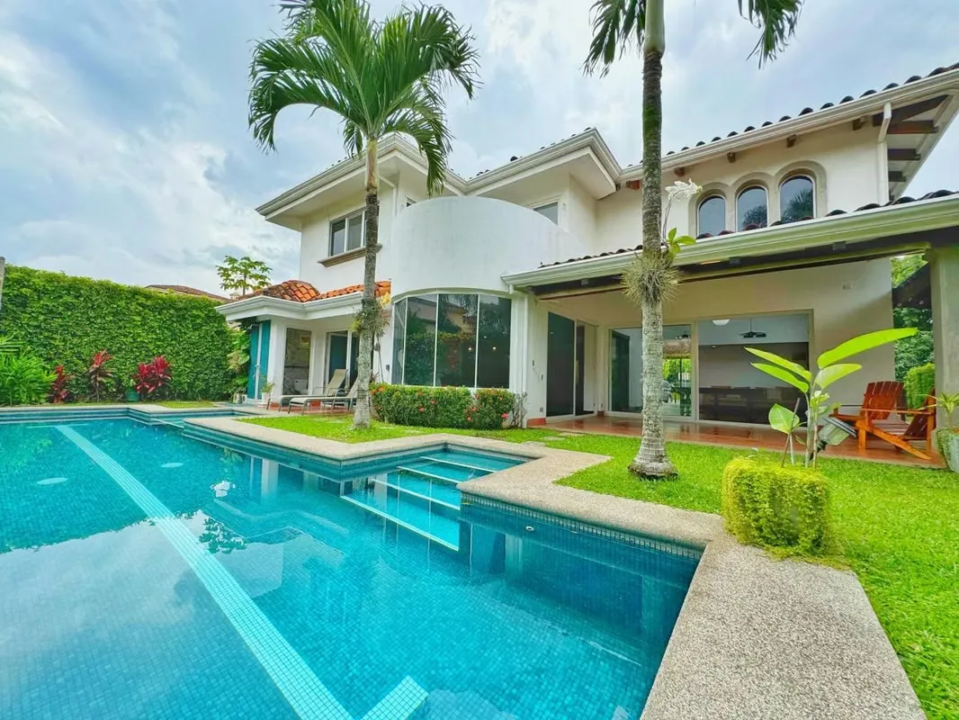 FOR RENT / SELLS WIDE HOUSE IN SANTA ANA