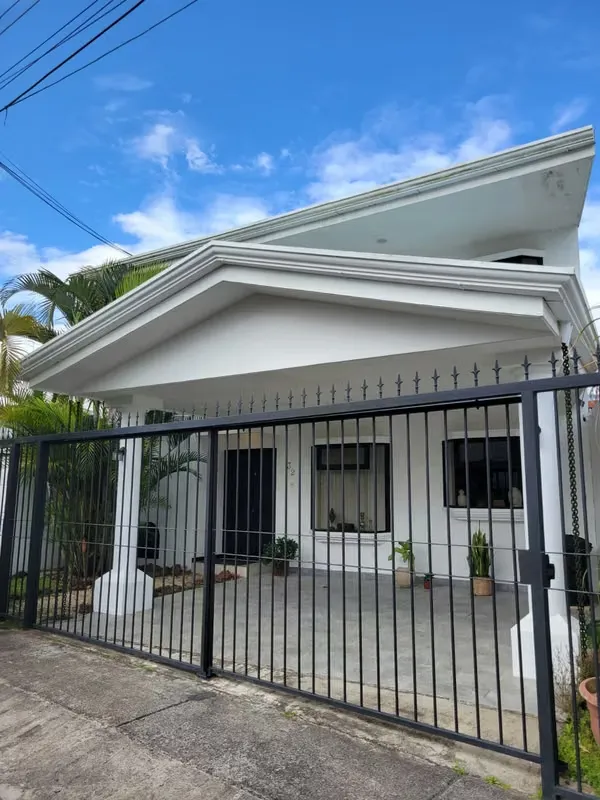 Beautiful house designed with modern finishes and colonial architecture.