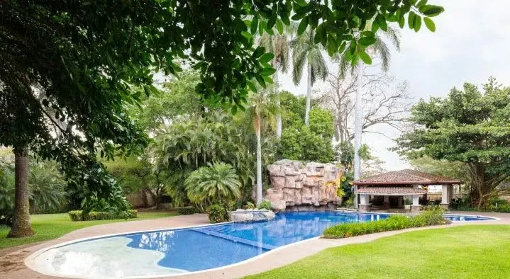 USE OF SUELO MIXTO, which allows to develop towers up to 8 levels ... in its 10476 M2 , gardens and forest.
