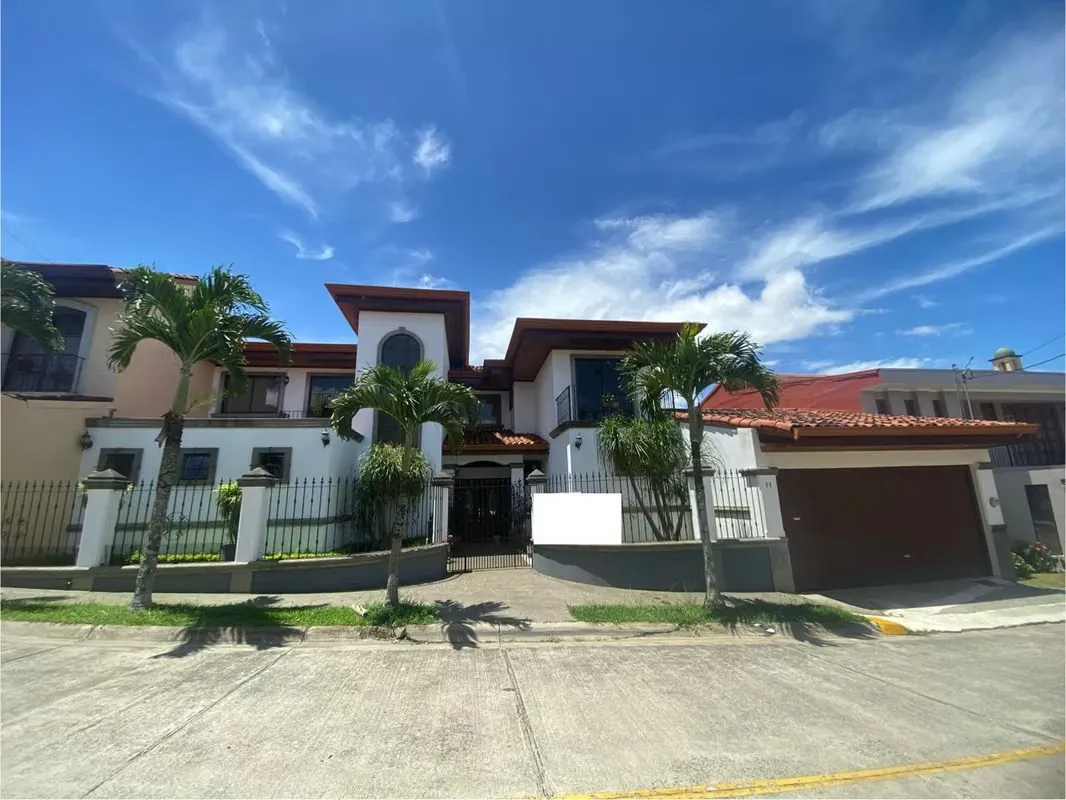 Large house sale in condominium in San Pablo de Heredia.