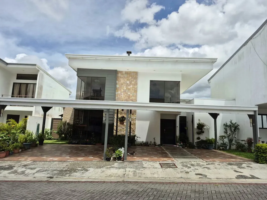 A perfect property for those looking for comfort, privacy and security, with very good natural ...
