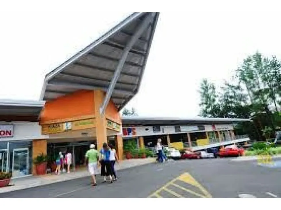 DESCRIPTION DETAILED: Plaza Greece is a commercial center built in 2008 in a total area of 17,000 m2, of three levels and exclusively commercial ...