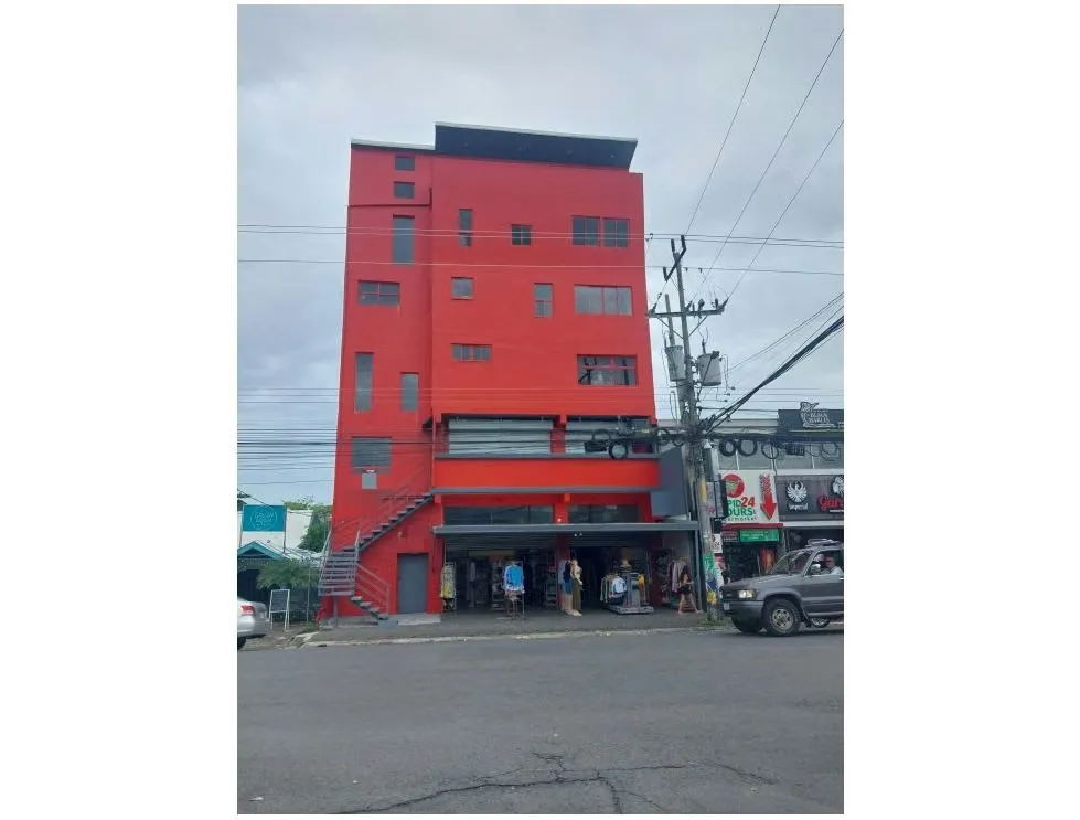 ATRACTIVO EDIFICIO CON GRAN POTENCIAL PARA INVERSIONISTAS