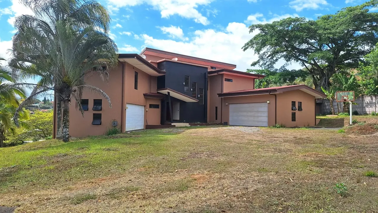 Large house consists of living room, kitchen, dining room, 5 bedrooms, 4.5 bathrooms, space for 4 vehicles
