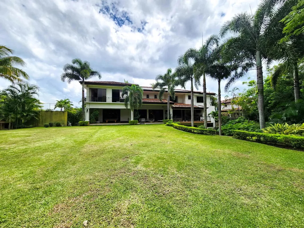 This beautiful property has many strengths together that make it an excellent option for those looking to live in one of the best condominiums in the western part of the country, with ...
