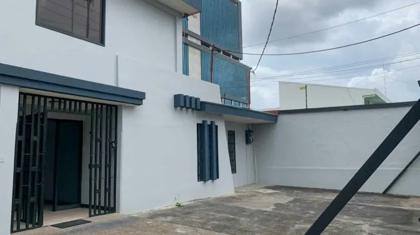 Large house for sale in Sabana Sur with mixed use, steps from Torre Universal