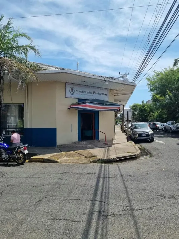 It sells or rents building in the center of Puntarenas, 150 meters from the beach, opposite the second avenue and near the Victoria Park.