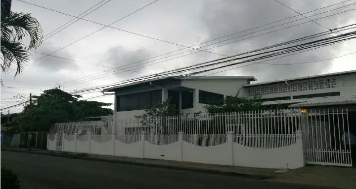 Property made up of three planes, with several constructions in regular state of conservation. Colinda with the estuary and has the structure to store and maintain ...