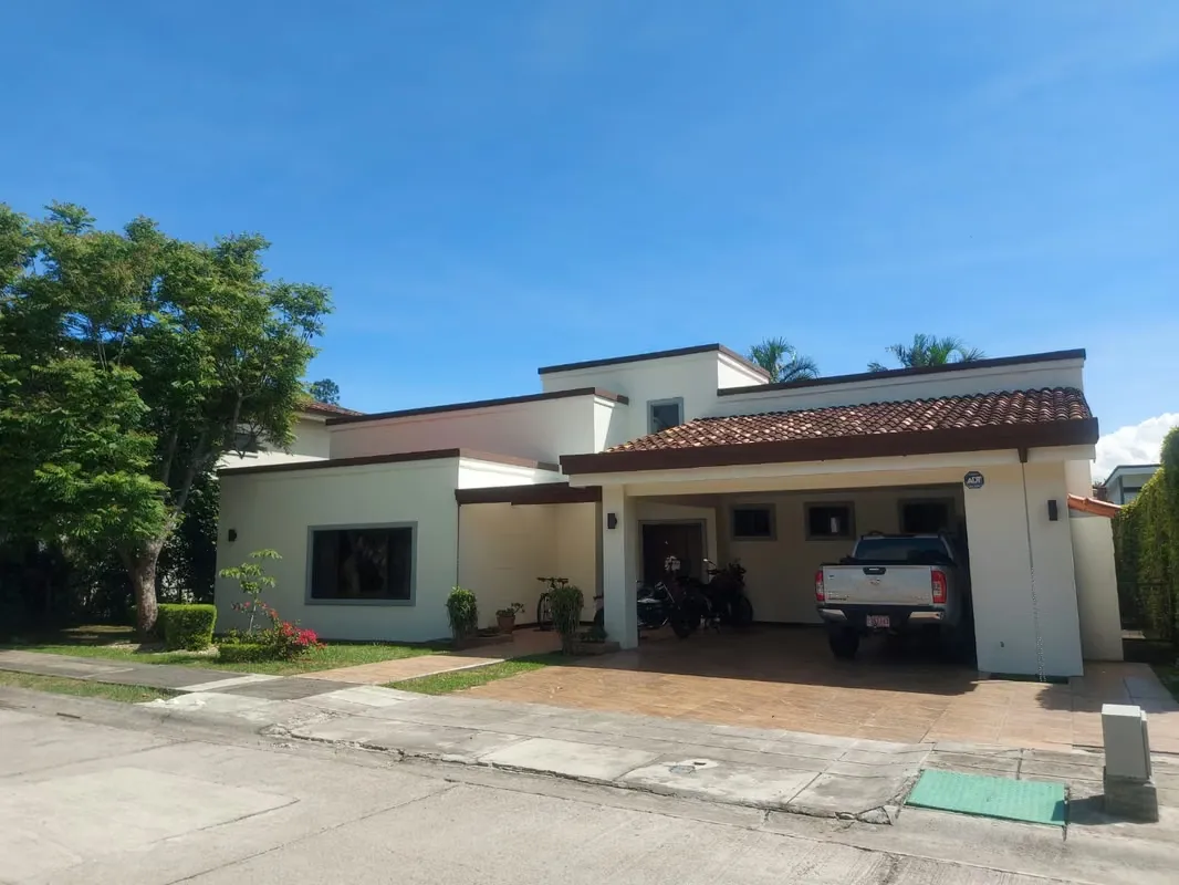 Casa de 1 nivel con jardín perimetral en exclusivo condominio en Santa Ana