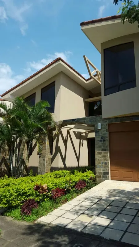 Lujosa Casa en Valle del Sol, Lindora, Santa Ana…5 cuartos y 5,5 baños